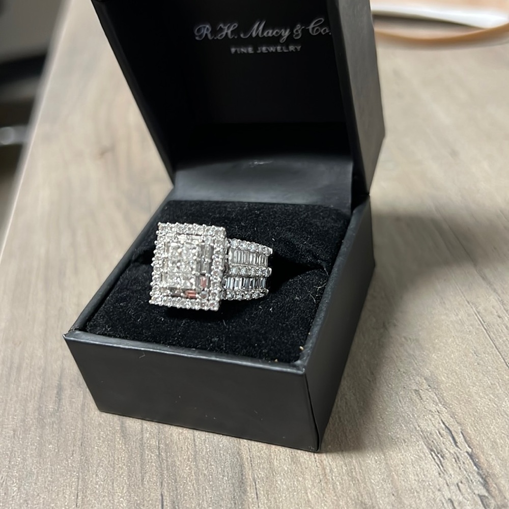 White Gold / 3 ct Diamond ring